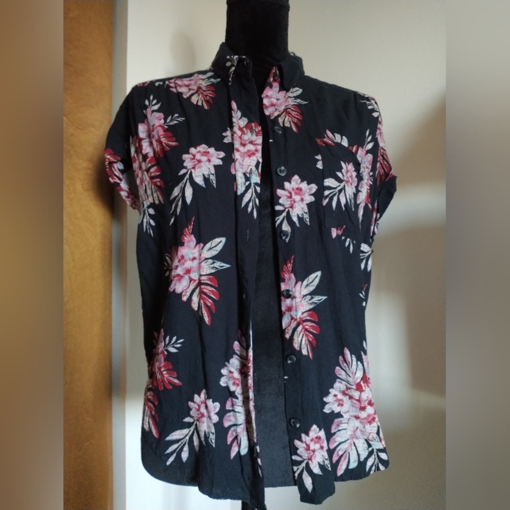 SO Size M Floral Black and Pink Women's and Junior's Button up Top